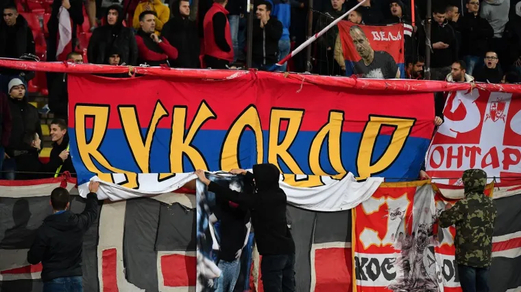 FOTO Zvezdini navijači provocirali s Vukovarom i Dražom Mihajlovićem na transparentima