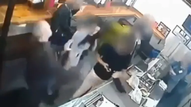 Manijak upao u lokal i brutalno pretukao dvije djevojke