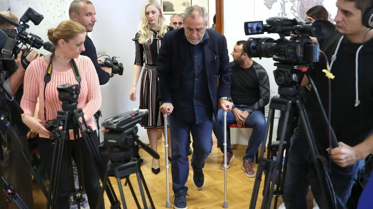 Predstavljao nove akvizicije svoje stranke, pa otkrio svoju nezgodu