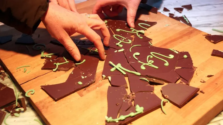 Ukrali su oko 200 čokolada, trpali ih u džepove, rukave...