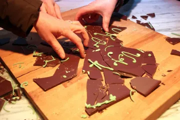 Ukrali su oko 200 čokolada, trpali ih u džepove, rukave...