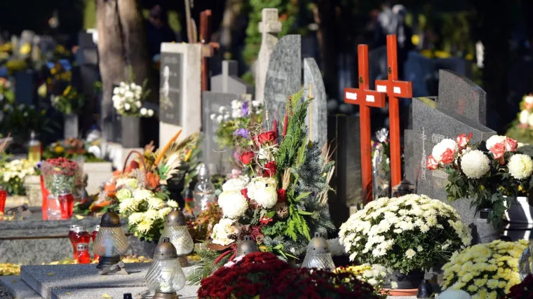 Razbijena ograda na groblju u Cvetlinu - policija demantira Općinu: 'Nema sumnje na migrante'