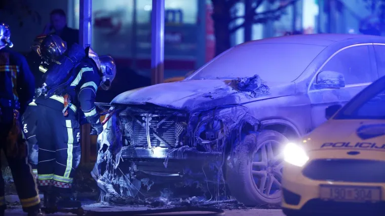 Večernja drama na Prisavlju: Zapalio se mercedes, intervenirali vatrogasci i policija