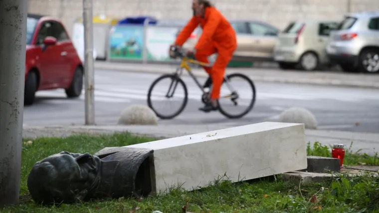 Muškarac srušio bistu Radi Končaru koja mu je potom priklještila nogu pa je prevezen u bolnicu