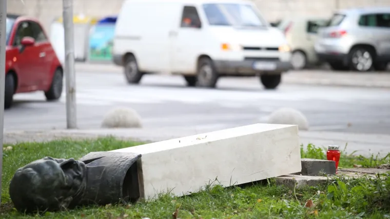 Srušio spomenik Končaru: 'Popio sam, naslonio se i on se počeo ljuljati, a i ja skupa s njim'