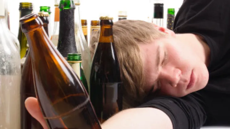 Hrvatski petnaestogodi&scaron;njaci se najvi&scaron;e opijaju u Europi. Bi li toliko pili da znaju koliko alkohol deblja?