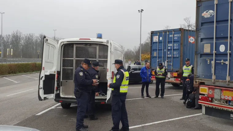 Policija otkrila detalje velike akcije na autocesti: Prona&scaron;li smo ilegalce, drogu...