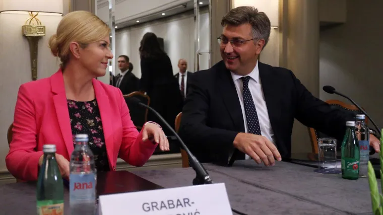 HDZ provocira Grabar-Kitarović: 'Nakon marake&scaron;ke avanture izgubila je četvrtinu prista&scaron;a'