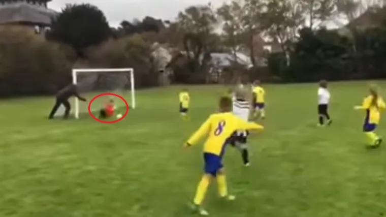 Sin mu nije pazio dok je bio na golu, a njegova reakcija će vas odu&scaron;eviti