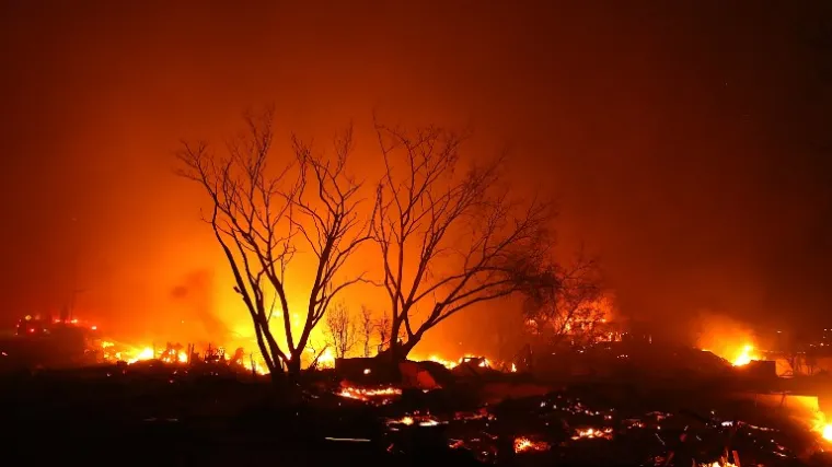 Evakuirano 75.000 domova, vjetar otežava posao vatrogascima