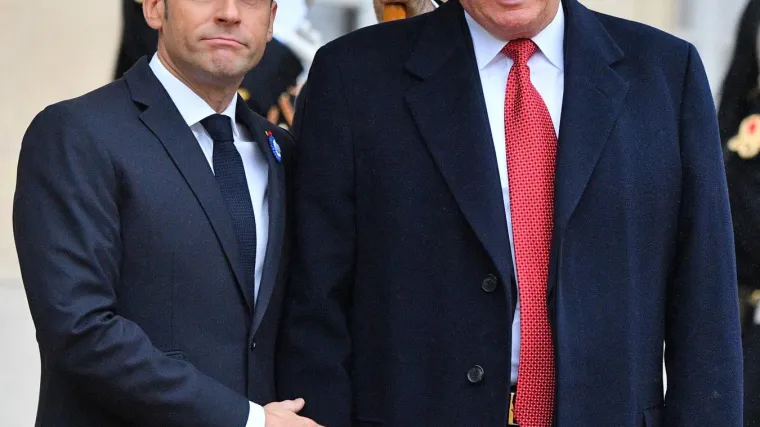 Sastanak u Elizejskoj palači: Macron stavio ruku na Trumpovo koljeno i nazvao ga 'prijateljem'