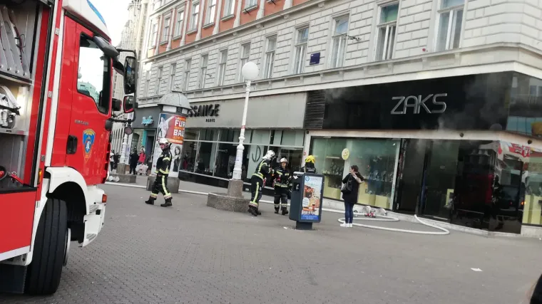 Požar na Trgu bana Jelačića: Zapalilo se skladi&scaron;te trgovine skupocjenog nakita