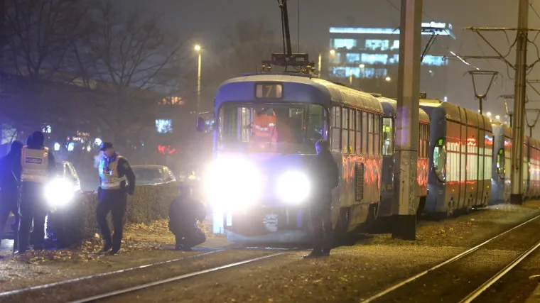 Tri osobe su ozlijeđene, a tramvaji nisu vozili na ovoj ruti