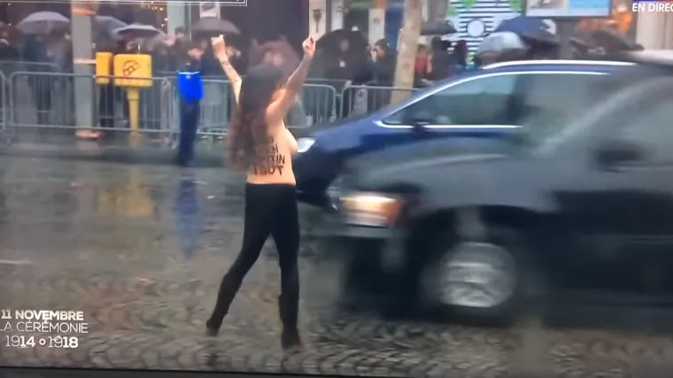 VIDEO Svladalo je osiguranje: Žena golih grudi istrčala pred Trumpov automobil i izazvala pomutnju