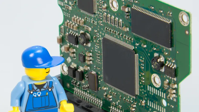 Neke europske kompanije žele čipirati radnike, sindikati: '&Scaron;efovi će imati jo&scaron; veću moć i kontrolu'