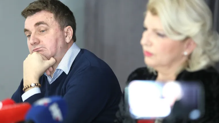 Priveli ih Srbi: 'Rastavili su nam auto, psovali usta&scaron;ku mater i ispitivali o političarima, Brkiću...'