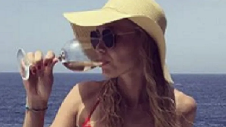 Na plaži otkrila preplanule noge i ubojiti dekolte