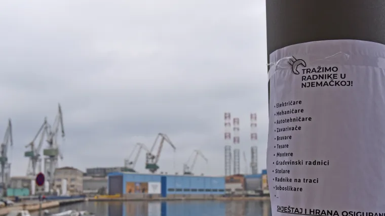 Sva tragedija Uljanika u jednoj slici: Na pulskoj rivi izvješeni letci s oglasima za posao u Njemačkoj