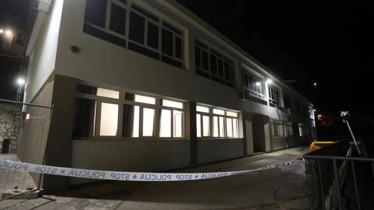 Evakuacija u &scaron;koli u Rijeci: Požar u učionici za likovni, nekoliko učenika se nagutalo dima