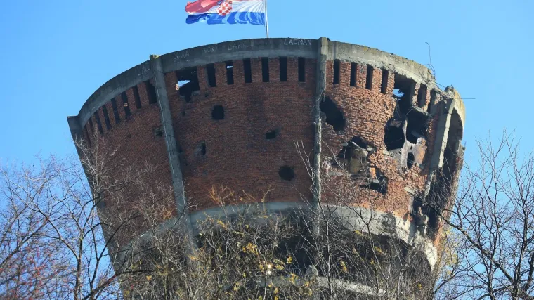 Bikeri stali i zapalili svijeće kod spomenika 'Konavoska mati'
