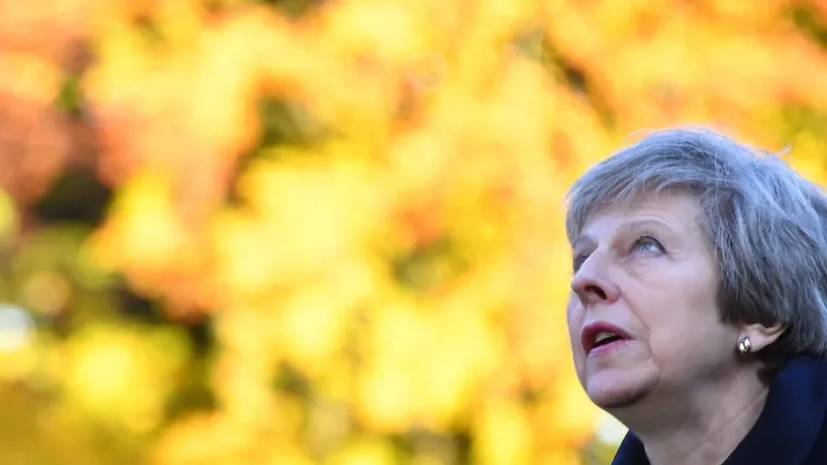 May pod velikim pritiskom, neki tvrde da je prodala UK