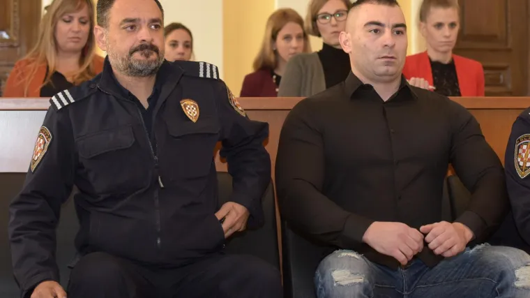 Dok je 18-godišnjakinja u bolnici, on tvrdi: 'Nisam kriv'