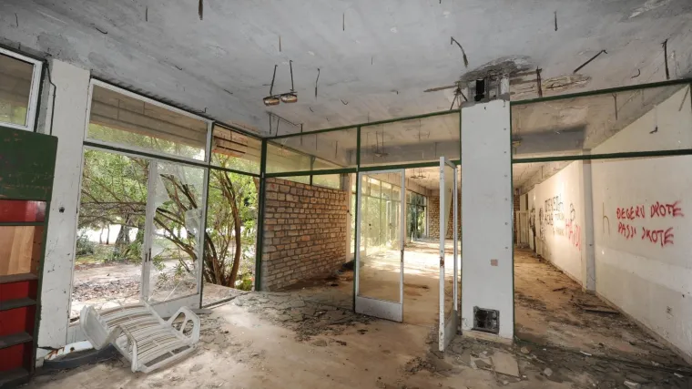 Odvjetnik iz Srbije: 'Ovo što se na Makarskoj rivijeri događa pravno je silovanje, odmarališta su naša'