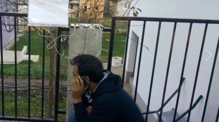Stavio produžni kabel ispred kuće za migrante: 'Ovdje možete napuniti mobitel'