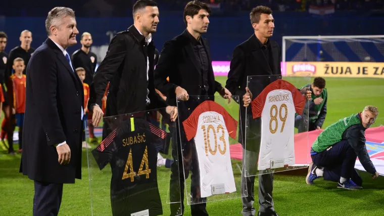 Predsjednik HNS-a s poklonima na Maksimiru dočekao Mandžu, Suba&scaron;ića i Ćorluku