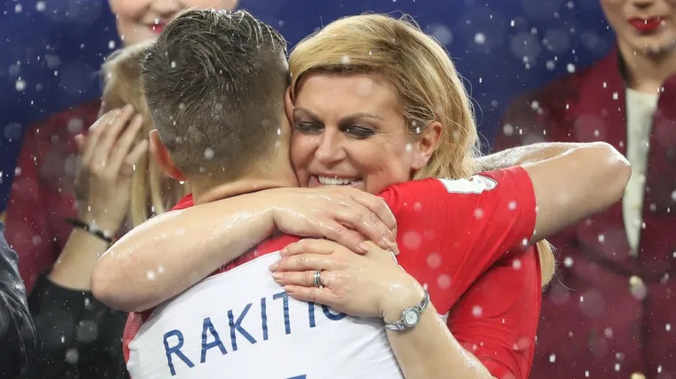 Posveta predsjednici: 'Mi vas jako volimo, nestrpljivo vas čekamo, nježno ćemo se pod ki&scaron;om grliti'