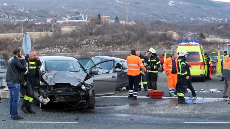 Dvije osobe ozlijeđene, jednu iz smrskanog automobila izvlačili vatrogasci