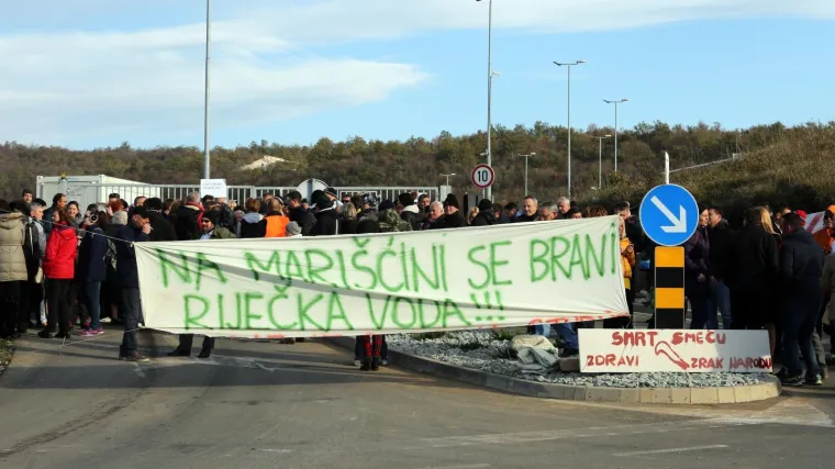 Građani blokirali Marišćinu: 'Smrt smeću, zdravi zrak narodu!'