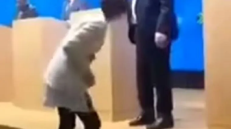 Obuo jednu smeđu i jednu crnu cipelu pa teturao na presici, morali ga izvesti van