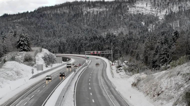Stigla je prava zima: U Gorskom kotaru i Lici snijeg i ledena ki&scaron;a, a na Jadranu olujna bura
