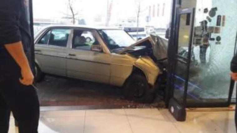 Umjesto kočnice nagazio gas: 70-godi&scaron;njak se zabio u izlog, čudo je &scaron;to nema ozlijeđenih