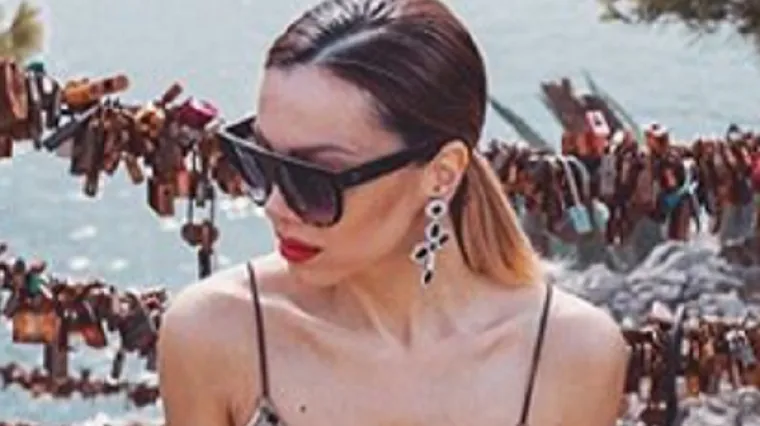 U pripijenoj haljini podigla temperaturu i otkrila sve svoje adute