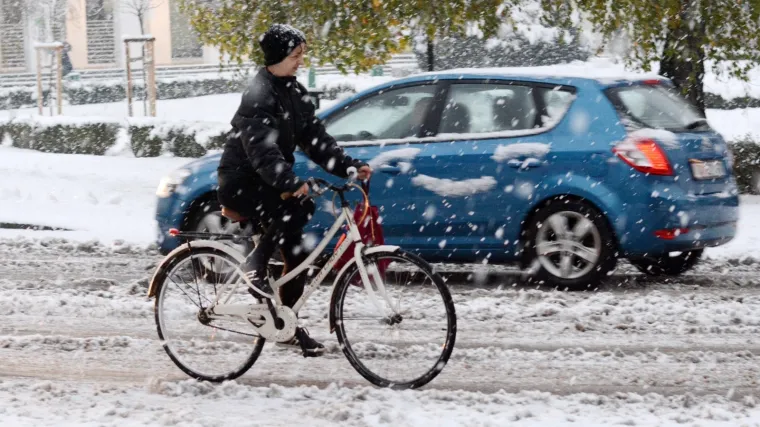 Snijeg zabijelio Hrvatsku: Zbog poledice i vjetra upaljen crveni alarm