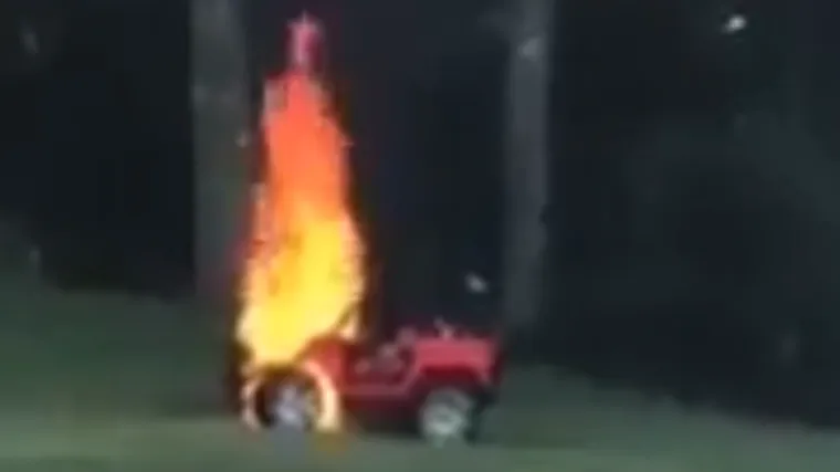 Planuo električni automobil igračka, majka u zadnji tren spasila djecu