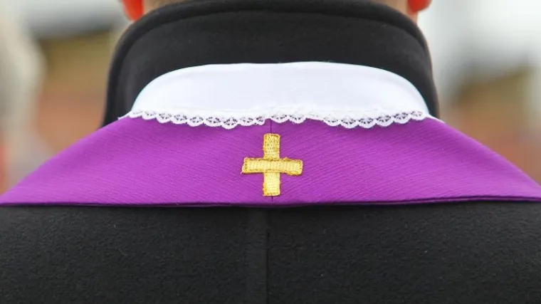 Udaljen je iz službe, biskup očekuje da vrati novac