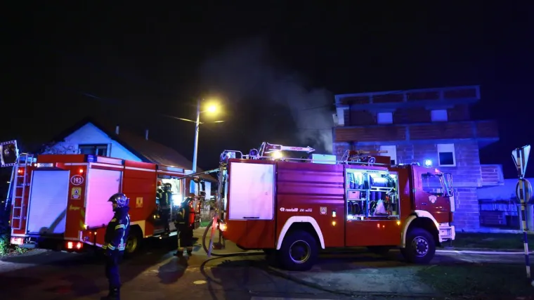 Požar u Zagrebu: Iz goruće kuće vatrogasci spasili ženu i dijete!