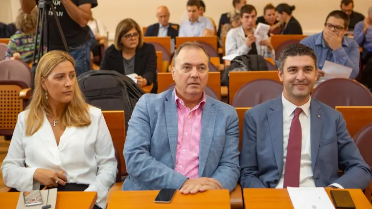 Moguće je da je bila u sukobu interesa; 'Svi smo imali život prije nego smo postali dužnosnici'