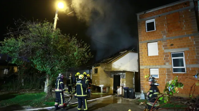 Kuću zahvatio plamen, vatrogasci iz buktinje spa&scaron;avali majku i bebu