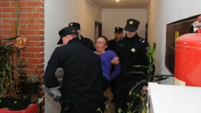 Zapomagala dok su je deložirali pa je osudili zbog remećenja javnog reda i mira