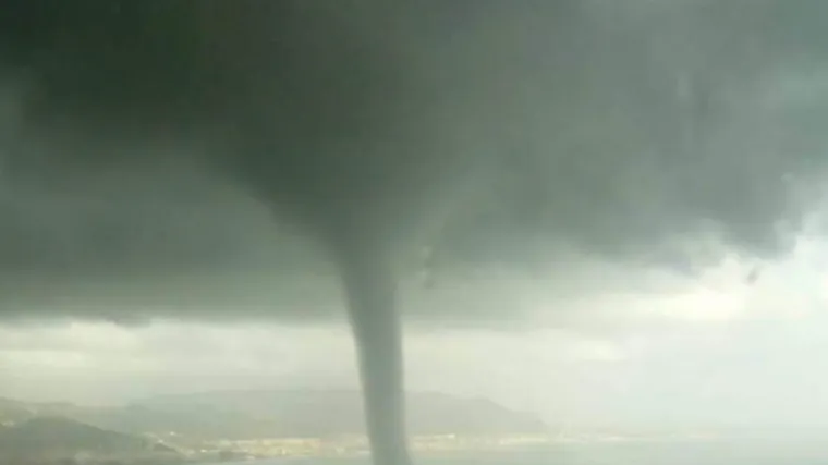 Snimka koja ledi krv u žilama: Pogledajte kako golema pijavica 'guta' sve pred sobom