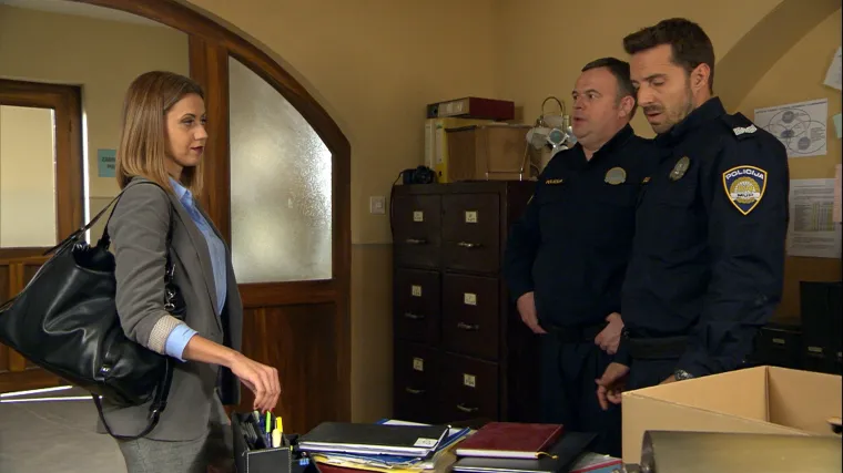 Ljubomoran Tomo napada Marka. U isto vrijeme nailazi načelnica Željka (Na granici)