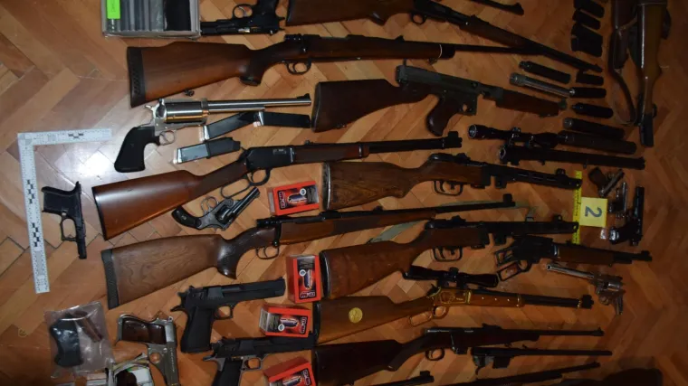 Arsenal oružja stizao mu po&scaron;tom: Za&scaron;titar u omi&scaron;koj gradskoj upravi preko interneta naručivao oružje