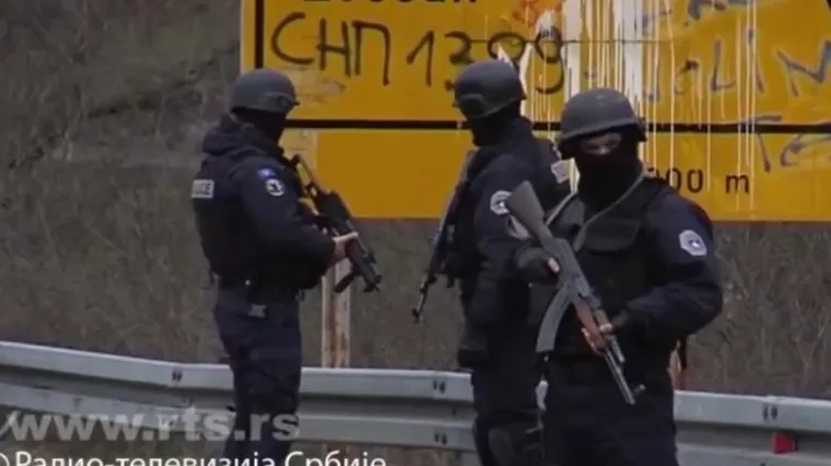 Pucnjava i sirene u Mitrovici, ljudi iza&scaron;li na ulice: Albanci upali u srpski dio grada