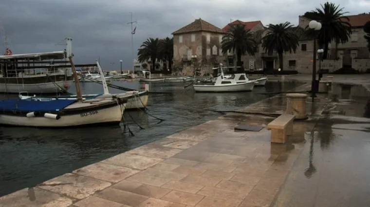 Dvije djevojke pokrenule akciju za pobolj&scaron;anjem kvalitete morskog dna: U more ubačeno 10.000 biokugli!