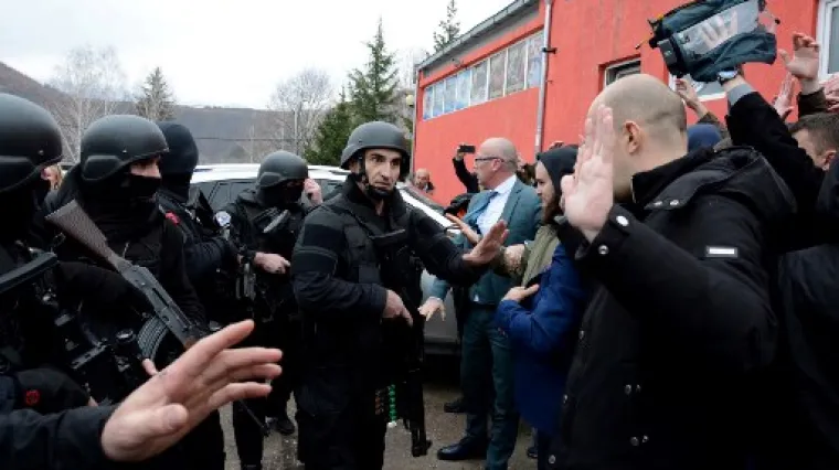 Specijalci upali u srpsko naselje, Vučić na hitnom sastanku s vrhom vojske