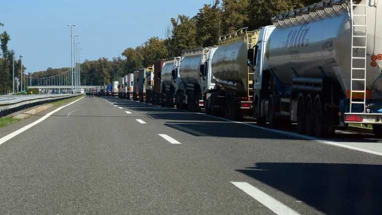 Carinici u bijelom &scaron;trajku, 400 kamiona čeka na prijelaz